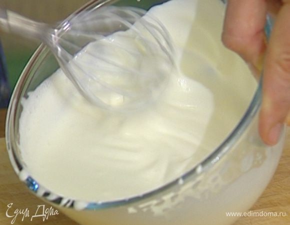 Оставшиеся сливки слегка взбить с сахарной пудрой, добавить 1 ст. ложку алкоголя.