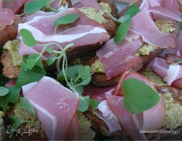 Все слегка сбрызнуть оливковым маслом, украсить листиками орегано. Подавать к вину и хорошему настроению!