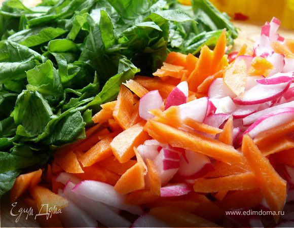 Редис отделить от ботвы, помыть, почистить. Ботву тоже тщательно промыть, обсушить.Морковь почистить, помыть. Овощи порезать соломкой, зелень посечь не очень крупно.