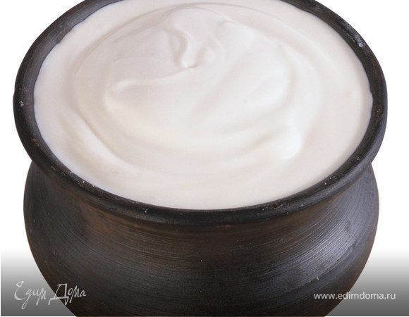 Смешать сметану, майонез, мак и чеснок. Посолить по вкусу, поперчить.