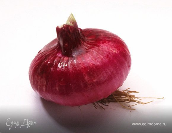 Залить в кастрюлю холодную воду, кинуть туда все овощи и зелень (ничего не резать, кинуть целиком), лавровый лист, соль, сахар.
