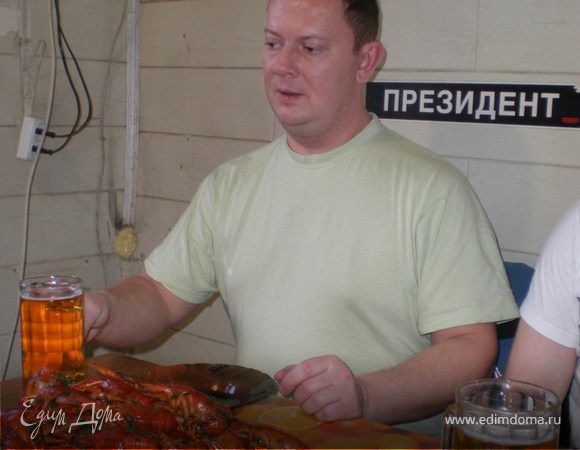 Довести до кипения, кинуть раков.
Как только раки будут готовы (смотрите на панцирь, он должен приоткрыться), выключить огонь и оставить все на ночь настаиваться. Можно оставить на сутки. Единственное условие - прохладное место.