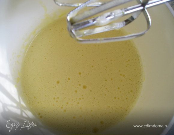 Взбить  до  образования  густой  пены  2  яйца, сахар. Добавить  2  ст.л.  горячей  воды, снова  взбить.