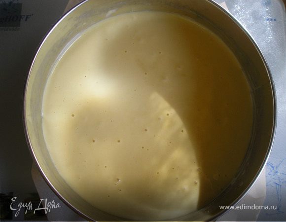 Добавить  просеянную  муку  и  разрыхлитель. Выложить  в  разъемную  форму  диаметром  24 см, выстеленную  бумагой.