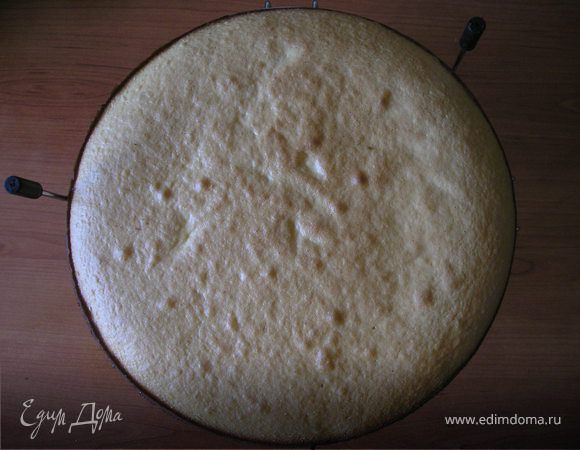 Выпекать  в  заранее  разогретой  духовке. Охладить  бисквит  на  решетке. 