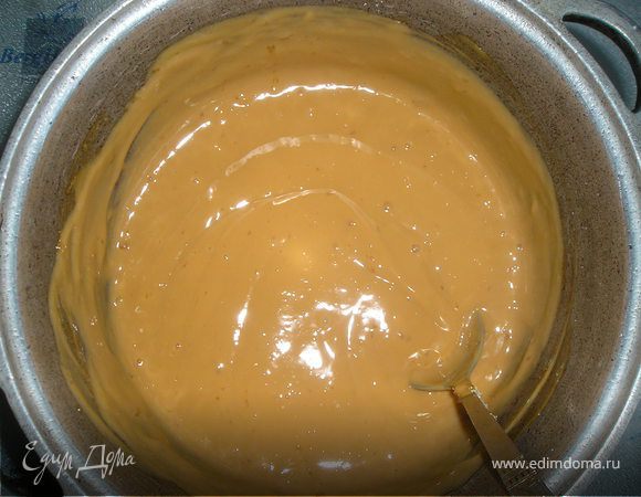 Заварить  пудинг  согласно  инструкции  на  упаковке, используя 120 г  сахара, 750 мл  молока.
Дать  охладиться  минут  10.
  