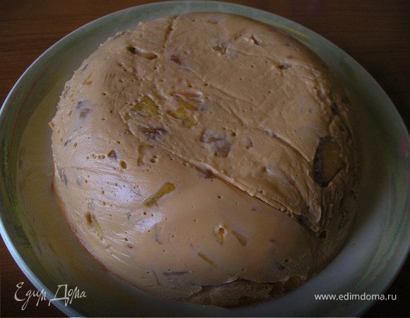 Достать  миску  с  кремом  из  холодильника, опрокинуть  на  большую  тарелку.