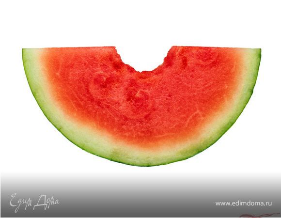 Мякоть арбуза очистить от косточек и порезать на кубики большего размера, чем сыр.