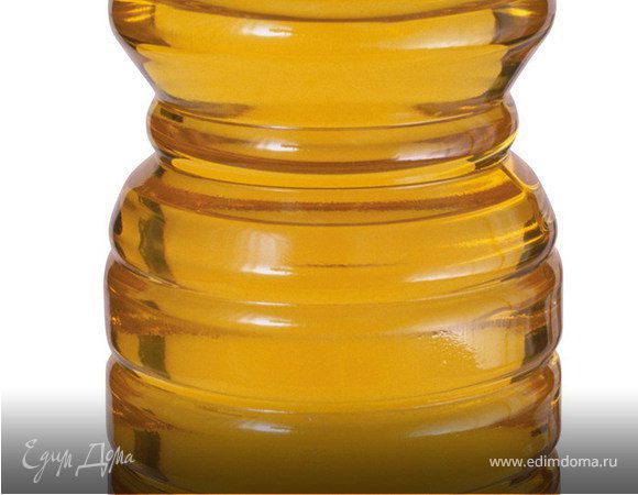 Смазать перцы снаружи оливковым маслом и положить на противень срезом вверх.