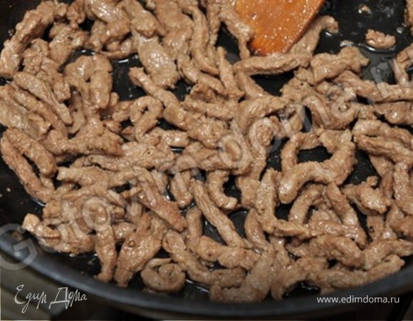 Порезать мясо в тонкую соломку. Нарезать грибы поперек и лук кольцами.
Разогреть глубокую сковороду и обжарить лук.
Добавить мясо, посолить, поперчить и тушить до полуготовности.
Грибы соединить с мясом и продолжать тушить. Когда мясо будет готово, добавить в смесь сметану и быстро перемешать всю смесь, варить еще минут 5.
Подавать с овощным салатом.