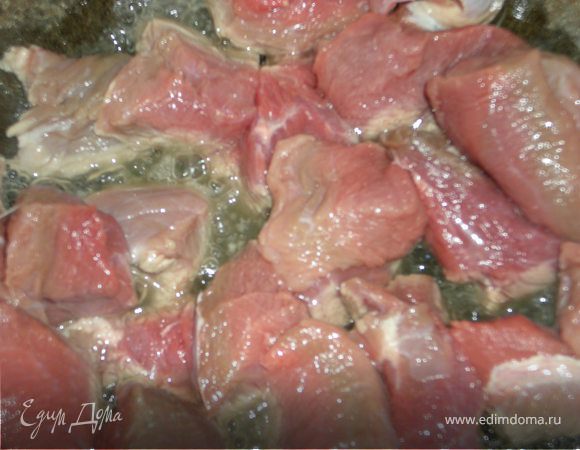 Мясо не крупно порезать, обжарить на растительном масле минут 5.