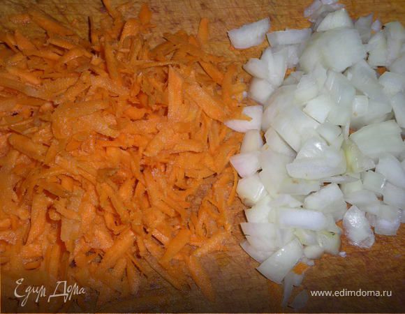 Лук мелко порезать, морковь натереть на крупной терке. Добавить к мясу. Жарить, помешивая, еще 5 минут. Положить мелко нарезаный чеснок.