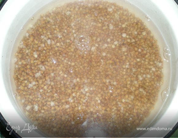 Гречку перебрать, залить кипятком на 5 минут. Воду слить.