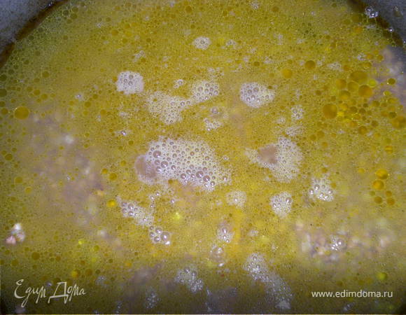 Добавить к мясу гречку. Долить горячей воды так, чтобы она покрыла гречку на 1 см. Довести до кипения, накрыть крышкой. Варить на маленьком огне, пока вся жидкость не впитается, гречка не станет мягкой.