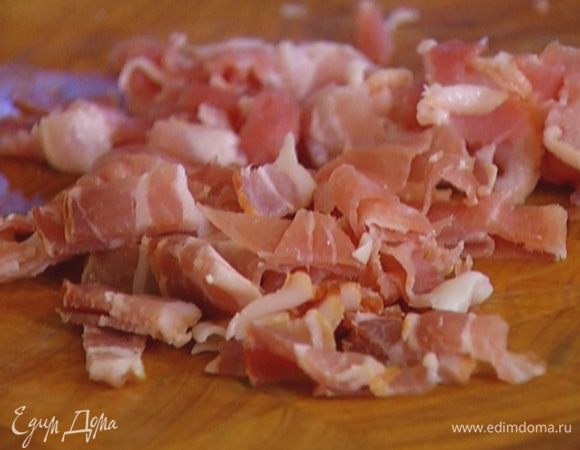 Бекон порезать на кусочки.