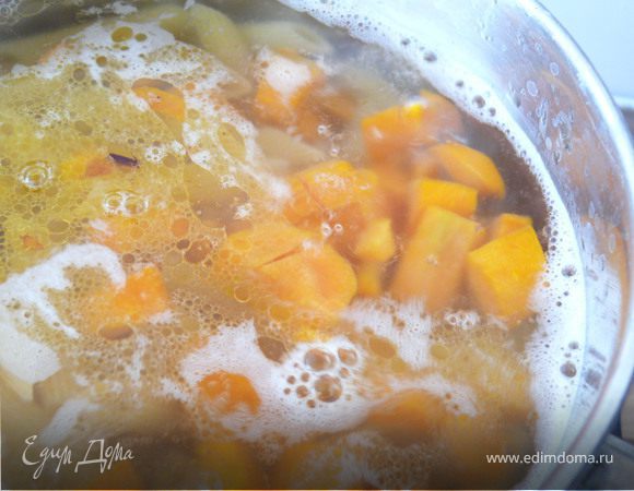 Порезать тыкву кубиками.В кипящую подсоленую воду положить пенне и кубики тыквы. Варить как обычную пасту.