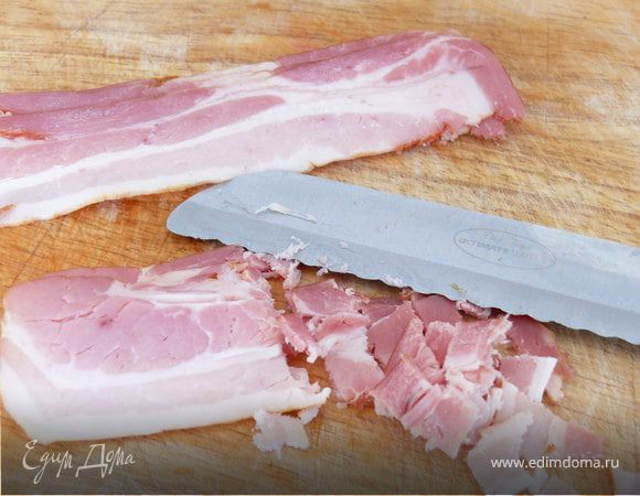 Порезать лук и чеснок. На сковороду - оливк. масло + лук и чеснок.НЕ ЗОЛОТИТЬ.Когда лук станет прозрачным, добавить порезанную грудинку и перец.Подержать еще на огне немного + сметану.Размешать, поперчить, присолить.