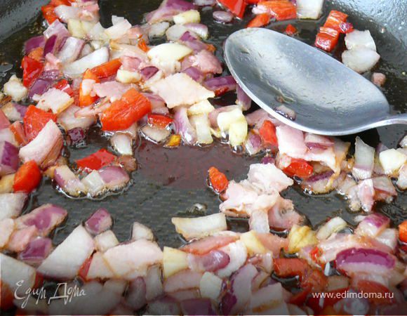 Откинуть пасту на дуршлаг,пересыпать в сковороду к заправке.Перемешать,довести до вкуса и готово!