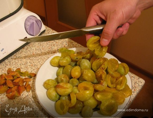 Сливу помыть, убрать косточки

