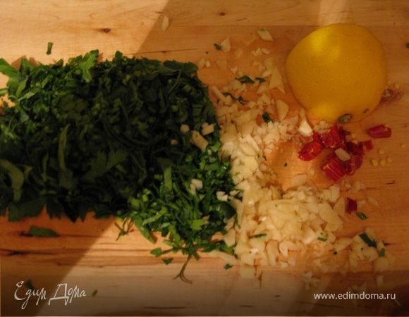 Сливу переложить в кастрюльку, полностью покрыть водой, дать закипеть, потом варить еще 10 минут на медленном огне.
Зелень, чеснок, перец: мелко нарубить.
