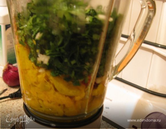 Слить воду из сливы, дать немножко остыть, добавить все ингредиенты, включая специи и сок четвертинки лимона в блендер вместе со сливами.
Нажать на кнопку блендера и следить за превращением наших ягод в ткемали :) Должно получится пюре.
