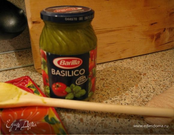 Переложить пюре в готовые баночки, сверху налить немного оливкового масла (оно служит дополнительной защитой и не протекает вовнтурь). Дать банкам остыть, потом поставить в холодильник. Очень вкусно с курицей и уткой! Приятного аппетита!


