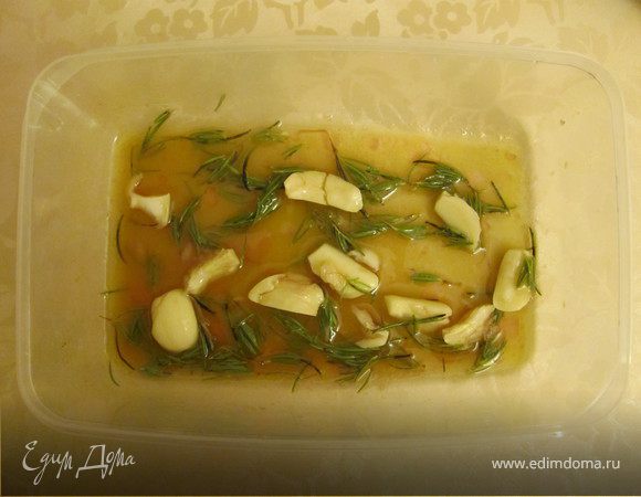 Приготовить маринад: смешать масло, уксус, розмарин, чеснок (раздавив его ножом) и соль. 