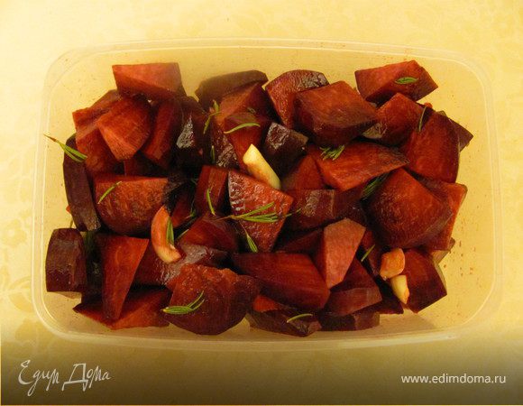 Свеклу очистить и нарезать на кусочки среднего размера. Соединить свеклу с маринадом, дать промариноваться минимум на 2 часа (я мариновала ночь).   