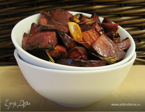 Разогреть духовку до 200С, выложить свеклу на противень и запечь до готовности (примерно 30-40 мин.)