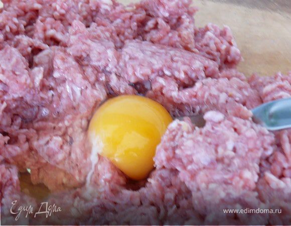 Смешать фарш, яйца,травы.