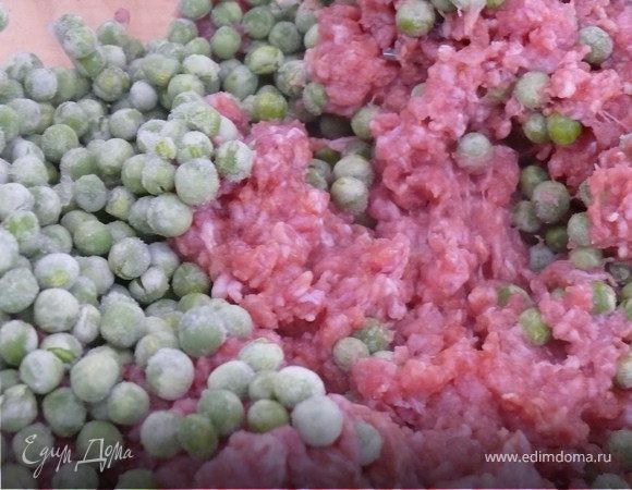 Добавить горошек( не размораживая).От этого блюдо будет сочнее.Выжать через пресс чеснок, посолить, поперчить.Хорошо перемешать( можно выбить)