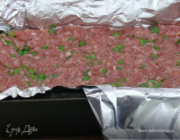 Прямоугольную форму для выпекания выстлать фольгой,уложить туда фарш и хорошенько его утрамбовать.Краями фольги закрыть поверхность фарша