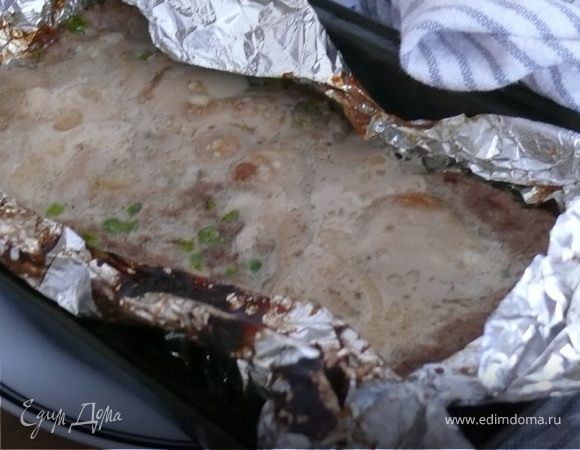 Поставить в разогретую духовку и выпекать в горячей духовке( 225-240 градусов около 30 минут.После - раскрыть фольгу и дать подрумяниться еще минут5.