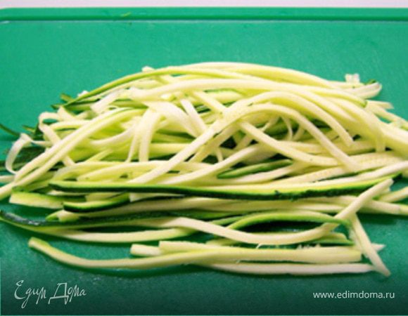 Нарезать кабачки, как показано на картинке.