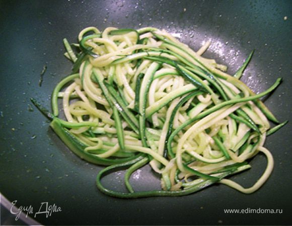 Нагреть масло в сковороде и обжарить цукини  на среднем огне в течение 2 - 3 минут, до светло-коричневого цвета.