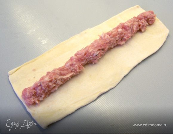 Разогреть духовку до 200 ° C.
Раскатать тесто до толщины около 1/2 см и разрезать его на полосы по 12см в ширину. 
Смешать фарш с солью и перцем и положить линией  по середине каждой  полосы теста .