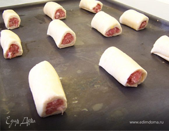 нарезать колбаску по 5 см длиной и смазать взбитым яйцом.