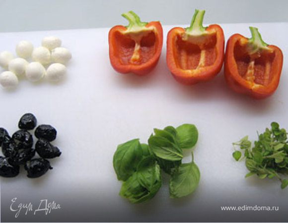 Разогреть духовку до 180°C. Разрезать красный перец пополам вдоль, удалить семена и сердцевину. Удалите косточки из оливок и подготовить травы. Уложить дольки перца в форму, смазанную маслом. Перцы посолить и поперчить внутри.