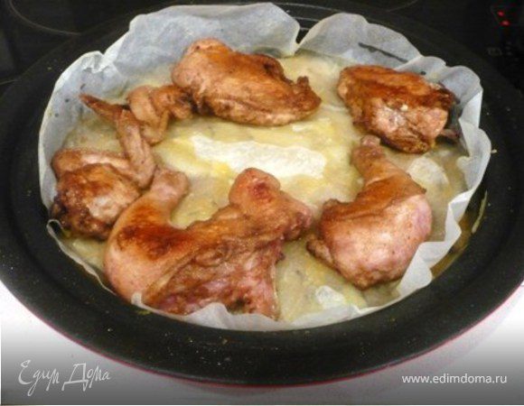 Из кальки вырезать круг так, чтоб он покрыл булгур полностью и даже чуточку заходил на стенки. Намочить кальку под краном. Обмазать с двух сторон оливковым маслом, чтоб  к кальке не прилипала еда. Накрыть калькой булгур и сверху разложить куски курицы. 
На фото- вариант, как легко и быстро сделать круг из кальки нужного диаметра в ситуации, когда дно уже поверхности и вариант обвести  дно карандашом не продходит. Кулинарный термин для такой бумажной крышки - «картуш» (франц.)
