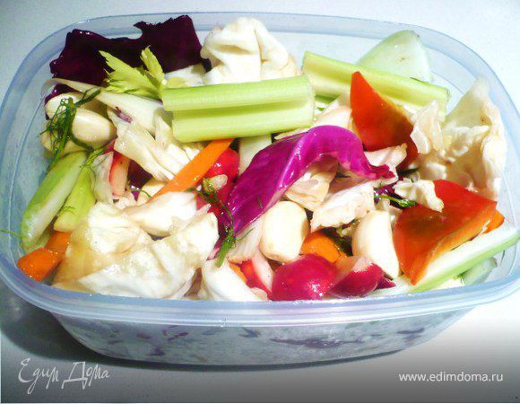 Пересыпая перцем и фенхелем, уложить овощи в посуду.  Залить рассолом. Сверху положить перевернутую тарелку и гнет. Отправить в холодильник. Уже на следующий день можно есть. 
