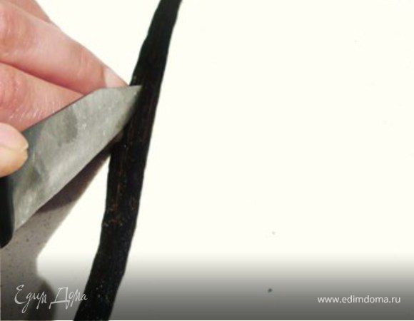 Залить в небольшую кастрюльку молоко, половину сливок (175 мл.), цедру и бобы ванили. Перед тем, как бросить бобы в молоко, разрезать его вдоль и большим пальцем  или ножом выдавить в молоко семена. Варить 10 минут или пока масса не уменьшится на одну треть. 
