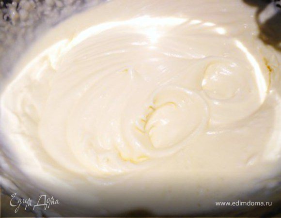 Оставшиеся сливки взбить с сахарной пудрой в легкую пену. Не надо сильно взбивать сливки, а то они станут жирными и «маслянистыми». 
