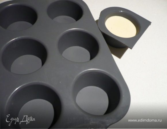 Разлить во формам (см. коммент) или чайным, кофейным чашкам и поставить в холодильник минимум на пару часов. Формы можно смазать маслом из виноградных косточек, так как оно безвкусное, зато извлекать из форм будет легче. Когда панна котта застынет, опустить форму в горячую воду на 1 минуту и перевернуть на тарелку. Сбоку полить шоколадный соус. Украсить мятой и кружочками лайма. 
