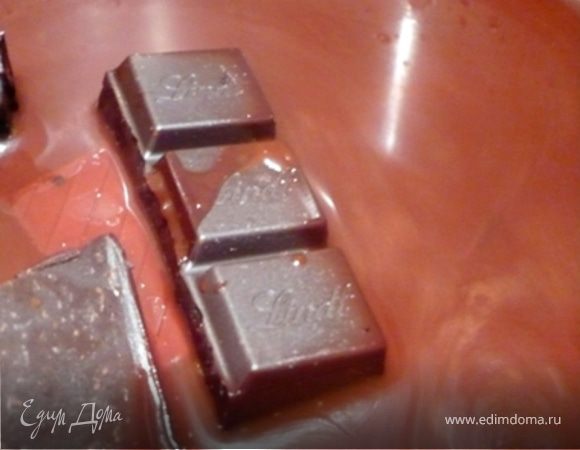 ШОКОЛАДНЫЙ СОУС: Смешать сахар, какао и воду и довести до кипения. Снять с огня и добавить кусочки шоколада . Помешивать, пока шоколад не растворится. 
