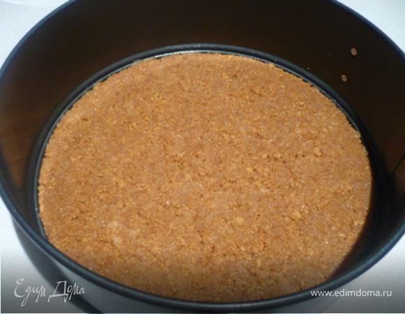 Измельчить имбирные печенья. В комбайне смешать их с маслом. Выложить ровным слоем в посуду или разъемную форму диаметром 21 см (см.фото). Поставить в  холодильник на 30 минут. 