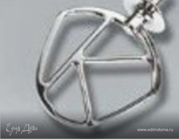 Взбить миксером (желательно насадкой в виде рамки) сыр комнатной температуры на самой маленькой скорости. Взбивая, добавить желтки и продолжить взбивать. 