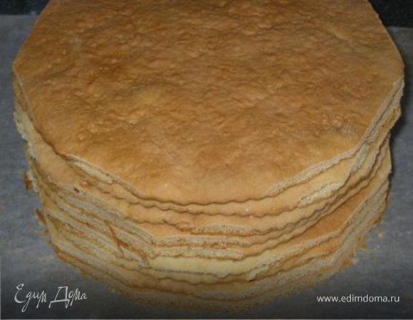 Собрать тортик. Выложить коржи друг на друга. Каждый корж смазать вареной сгущенкой. Можно украсить и орехами. Я обычно украшаю обрезками+сгущенка.  Оставить тортик на некоторое время для того, чтобы он пропитался. И... Приятного чаепития!