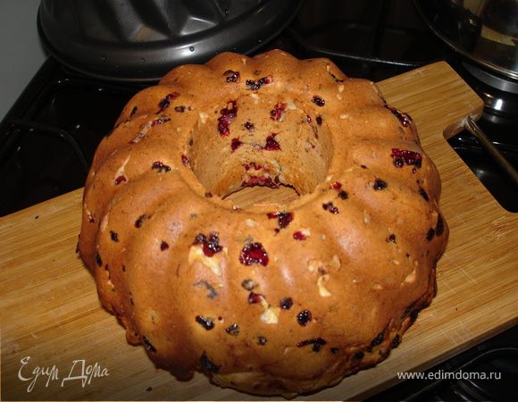 Духовку разогреть до 180С.
В большой миске смешать просеянную муку, щепотку соли, разрыхлитель(у меня 1ч.л. разрыхлителя, по-моему его берут больше, чем соды) и корицу.
Отдельно смешать яблочное пюре(одно среднее яблоко на мелкой тёрке) и кефир. Здесь же я растворила половину сахара миксером с насадками-спиральками. 
В третьей миске взбить белки, постепенно добавляя к ним остальной сахар. 
Соединить белки с яблочно-кефирной смесью, добавить в миску с мучной и аккуратно вымешать сверху вниз, стараясь не мять пышную массу. Всыпать в тесто орехи и ягоды, ещё раз перемешать и выложить массу в смазанную раф.раст.маслом форму для кекса.
Печь при 180С 45мин. Сухую спичку получить не удалось-очень много ягод, но кекс пропёкся. Вынуть из формы и оставить до полного остывания. В принципе кекс готов.
Сахара можно взять 2/3 стакана, если ягоды не "вырви глаз". У меня немного клюквы, больше брусники, а оня не очень кислая.