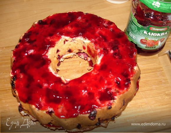 Нижний и средний "этажи" промазаны, собраны на тарелке, выстланной пергаментом-чтобы готовый кекс не прилипал.