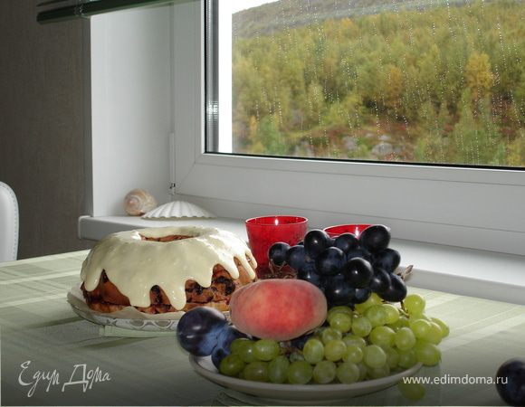 Собранный кекс можно присыпать сахарной пудрой, полить растопленным шоколадом, посыпав кокосовой стружкой или ореховой крошкой, покрыть любой глазурью на основе сахарной пудры-белковой, молочной, лимонной и т.д. 
Мой вариант-смесь 1уп сливочного сыра"Виолетта"Карат и 2ст.л. мёда. У сыра немного солоноватый вкус, но результат мне нравится.
Очень вкусная и белоснежная сливочная глазурь ещё и такая: 150г сливочного сыра(хоть "наш", хоть маскарпоне, филадельфия),50г сливочного масла,150г(упаковка) сахарной пудры. Взбить масло с сыром, в три захода добавляя сахарную пудру.